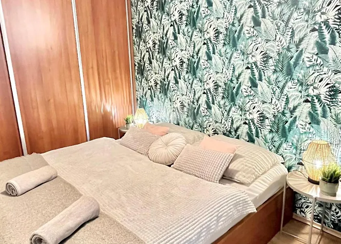 Urban Jungle Old Town Air Conditioned