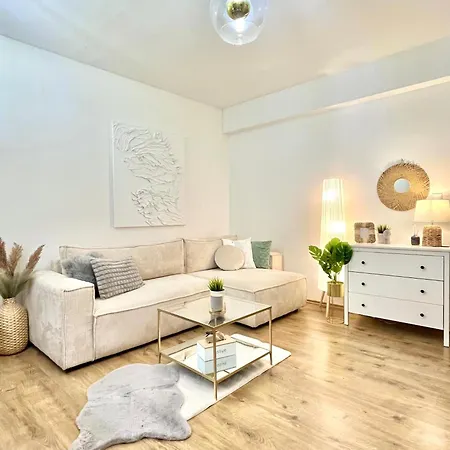 Urban Jungle Old Town Air Conditioned Apartment *